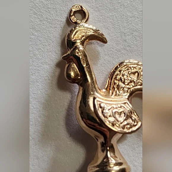 18k Rooster Charm Yellow Gold Decorative Ornate Hearts Swirls - Picture 3 of 8